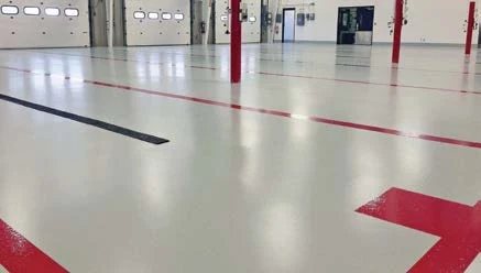 Промышленное напольное покрытие с красной разметкой