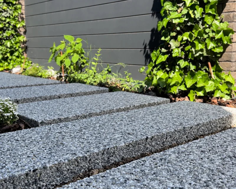 Каменный ковёр на пошаговых дорожках в Краснодаре
